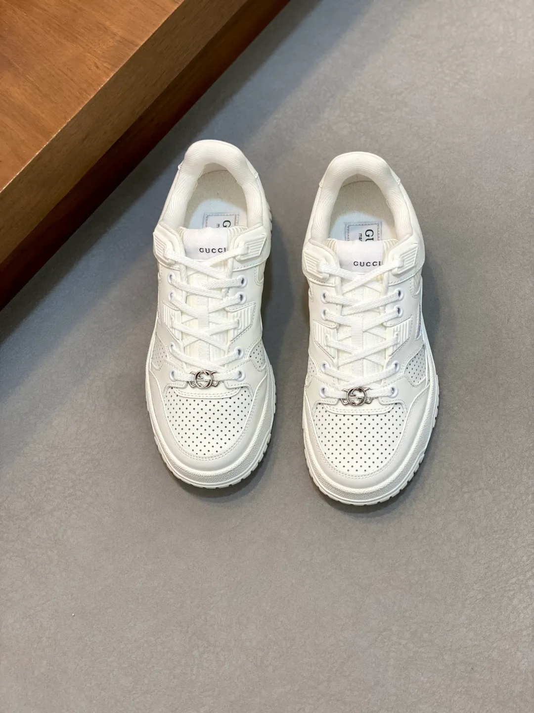 Men's Shoes 💰660 𝐆𝐮𝐜𝐜𝐢 𝐑𝐞-𝐖𝐞𝐛 As the first sneaker created by Sabato De Sarno for Gucci, the Re-Web series reinterprets the brand's classic stripes and sets off the modern silhouette design with bold and unique details. These shoes are crafted from white leather. This new sneaker is ingeniously decorated with many of the brand's classic details, and is equipped with a bright red and green webbing tongue, which will make people fall in love at first sight. White leather treated with a special process for softness and luster, with an embossed grainy texture. Script Gucci logo and interlocking G web label with Interlocking G and script Gucci logo. Rubber outsole with interlocking G detail eyelets. Web tongue. Size: 39-44 (customized for sizes 38 and 45)